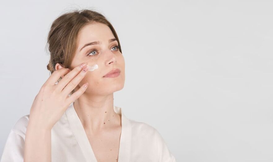 procedure til påføring af creme på ansigtets hud