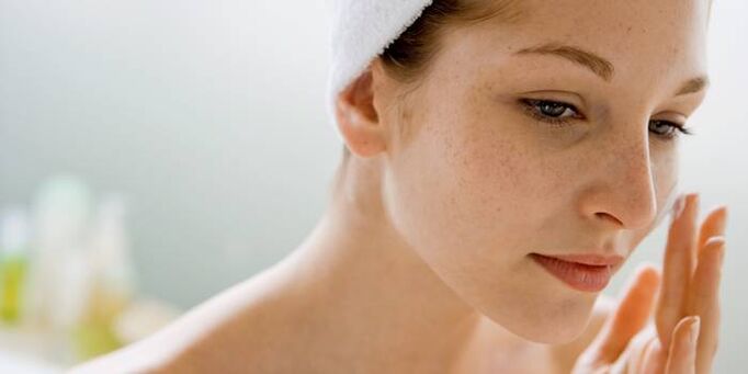 Regelmæssig brug af æteriske olier til at fugte huden i ansigtet